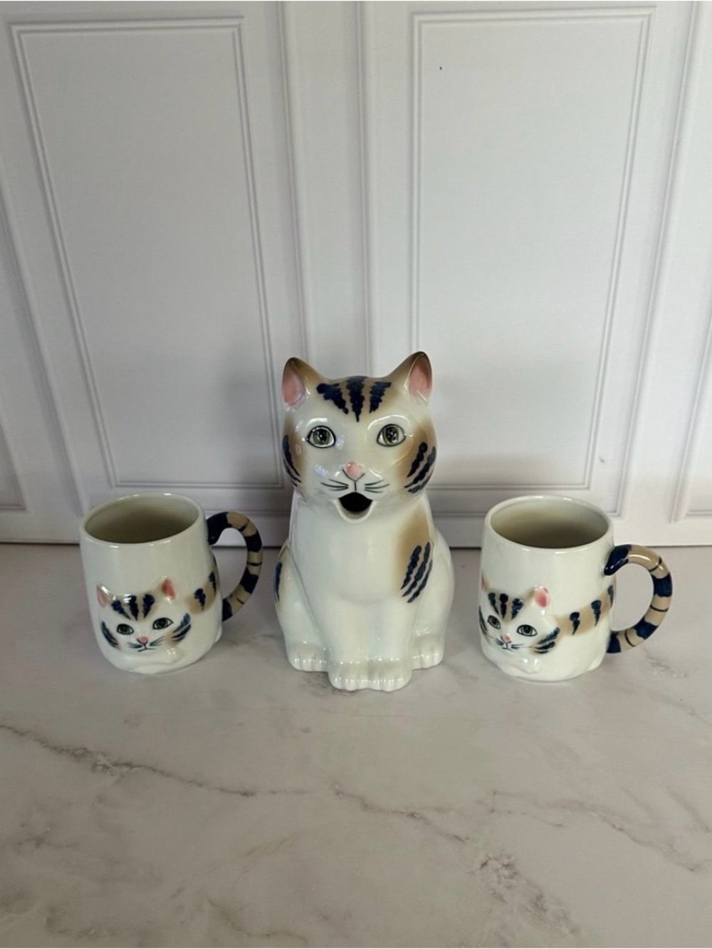 Vintage Henriksen Imports Japan Ceramic Cat Pitcher & 3D Mugs Set Pristine
